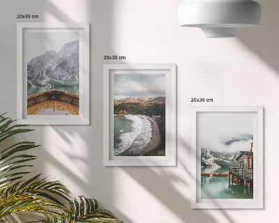 Tríptico com moldura Vista das montanhas sobre o lago com um barco e uma paisagem de praia.