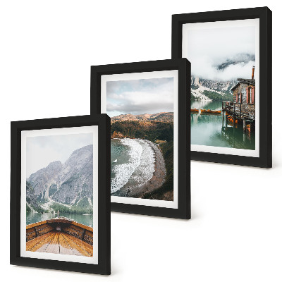 Tríptico com moldura Vista das montanhas sobre o lago com um barco e uma paisagem de praia.