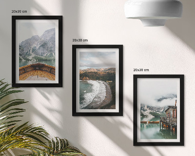Tríptico com moldura Vista das montanhas sobre o lago com um barco e uma paisagem de praia.