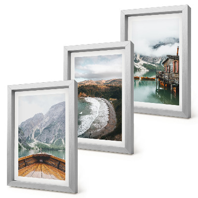 Tríptico com moldura Vista das montanhas sobre o lago com um barco e uma paisagem de praia.