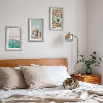Conjunto de 3 quadros decorativos com estética de praia, ondas, grama, chapéu e areia para relaxamento e natureza