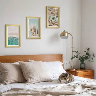 Conjunto de 3 quadros decorativos com estética de praia, ondas, grama, chapéu e areia para relaxamento e natureza