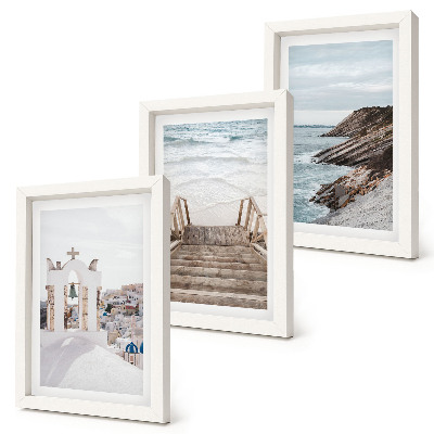 Conjunto de molduras com imagens Vistas do mar e da arquitetura de Santorini contra o céu.