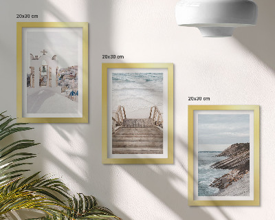 Conjunto de molduras com imagens Vistas do mar e da arquitetura de Santorini contra o céu.