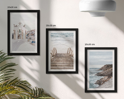 Conjunto de molduras com imagens Vistas do mar e da arquitetura de Santorini contra o céu.