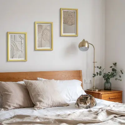 Conjunto de 3 quadros decorativos com padrões abstratos em tons de bege e branco