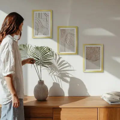 Conjunto de 3 quadros decorativos com padrões abstratos em tons de bege e branco
