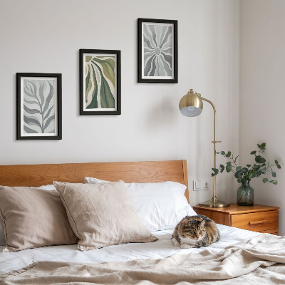 Conjunto de 3 quadros decorativos Padrões de plantas em tons de verde e cinza.