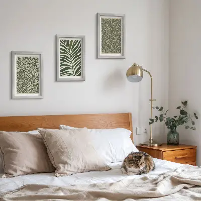 Conjunto de 3 quadros decorativos com padrões abstratos de folhas e formas onduladas