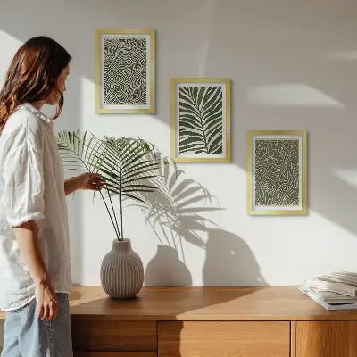 Conjunto de 3 quadros decorativos com padrões abstratos de folhas e formas onduladas