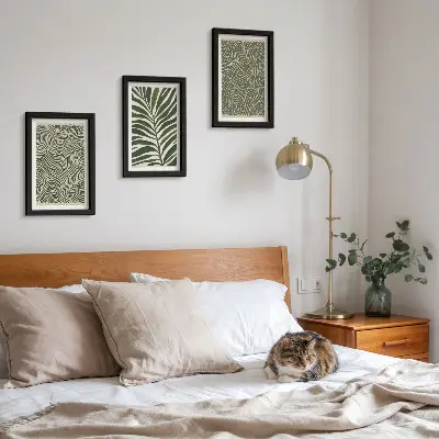 Conjunto de 3 quadros decorativos com padrões abstratos de folhas e formas onduladas