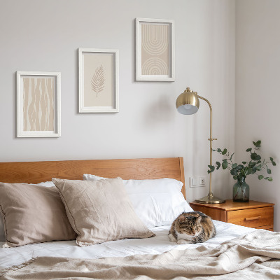 Tríptico com moldura Estampas em tons de bege com motivos vegetais.