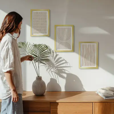 Tríptico com moldura com padrões abstratos em tons de bege e branco