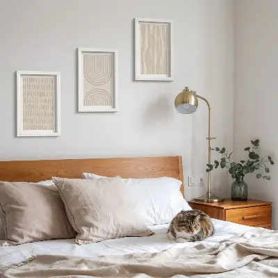 Tríptico com moldura com padrões abstratos em tons de bege e branco