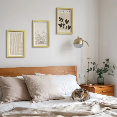 Conjunto de 3 quadros decorativos com padrões abstratos e detalhes florais em tons neutros