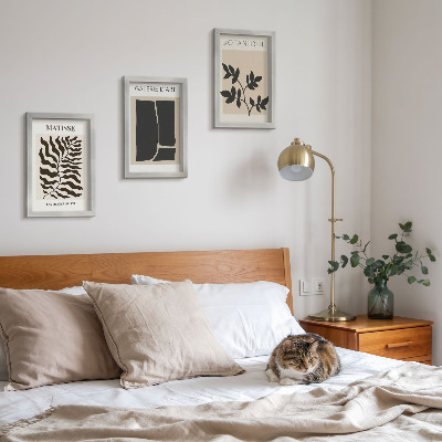 Conjunto de 3 quadros decorativos Pôsteres minimalistas com padrões de plantas e elementos abstratos.