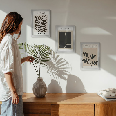 Conjunto de 3 quadros decorativos Pôsteres minimalistas com padrões de plantas e elementos abstratos.