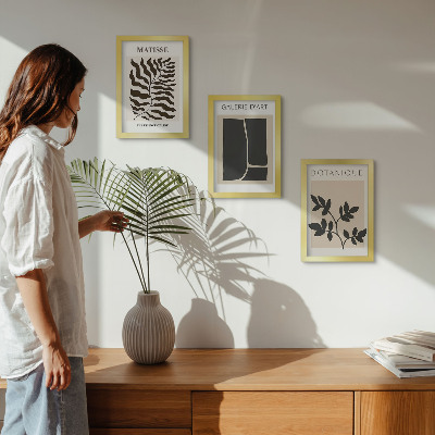 Conjunto de 3 quadros decorativos Pôsteres minimalistas com padrões de plantas e elementos abstratos.