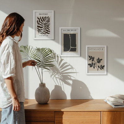 Conjunto de 3 quadros decorativos Pôsteres minimalistas com padrões de plantas e elementos abstratos.