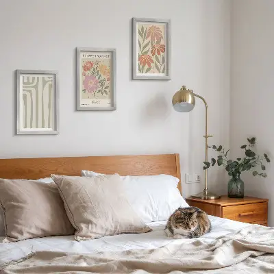 Conjunto de 3 quadros decorativos com motivos botânicos e estilo minimalista parisiense