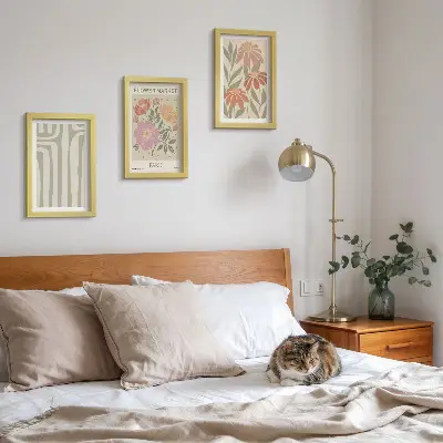 Conjunto de 3 quadros decorativos com motivos botânicos e estilo minimalista parisiense