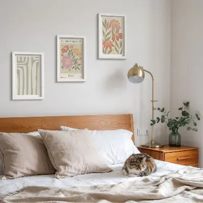 Conjunto de 3 quadros decorativos com motivos botânicos e estilo minimalista parisiense