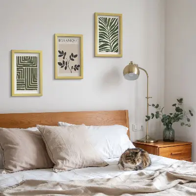 Conjunto de 3 quadros decorativos com composições botânicas no estilo minimalista boho