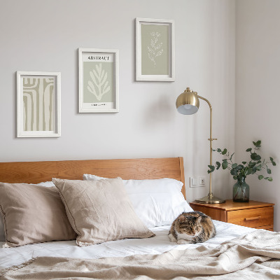 Tríptico com moldura Padrões abstratos de plantas em cores suaves.