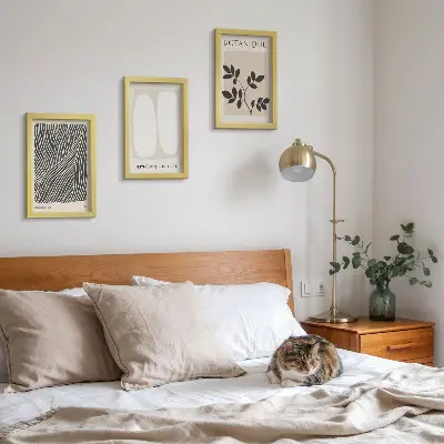 Conjunto de 3 quadros decorativos com estampas florais e linhas minimalistas em tons neutros
