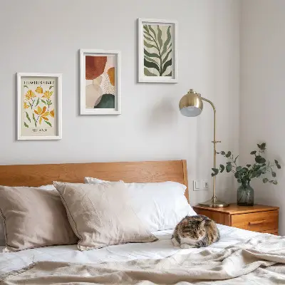 Conjunto de 3 quadros decorativos com motivos florais, formas abstratas e folhas