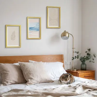 Tríptico com moldura com folhas e ondas em tons de bege e azul