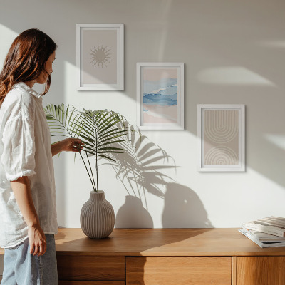 Conjunto de 3 quadros decorativos Sol, ondas e linhas abstratas em tons pastel.