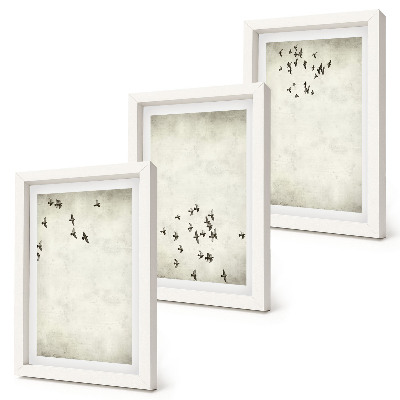 Conjunto de 3 quadros decorativos Uma pintura minimalista de pássaros voando.