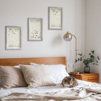 Conjunto de 3 quadros decorativos Uma pintura minimalista de pássaros voando.