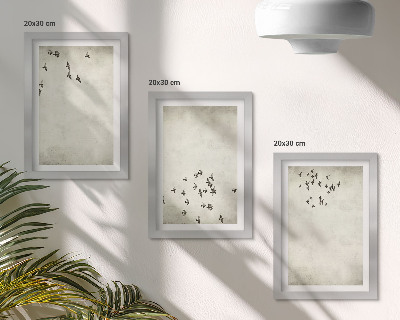 Conjunto de 3 quadros decorativos Uma pintura minimalista de pássaros voando.