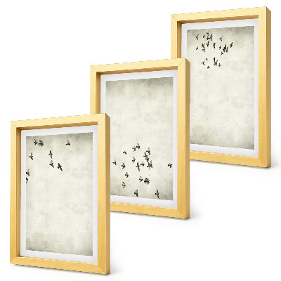 Conjunto de 3 quadros decorativos Uma pintura minimalista de pássaros voando.