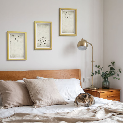 Conjunto de 3 quadros decorativos Uma pintura minimalista de pássaros voando.