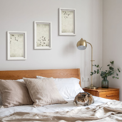 Conjunto de 3 quadros decorativos Uma pintura minimalista de pássaros voando.
