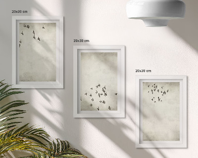 Conjunto de 3 quadros decorativos Uma pintura minimalista de pássaros voando.