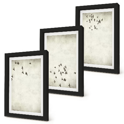 Conjunto de 3 quadros decorativos Uma pintura minimalista de pássaros voando.
