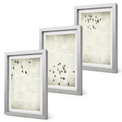 Conjunto de 3 quadros decorativos Uma pintura minimalista de pássaros voando.