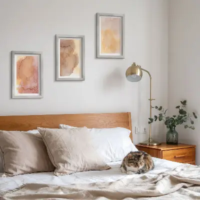 Conjunto de quadros com imagens aquarelas em tons quentes sobre tela com texturas coloridas