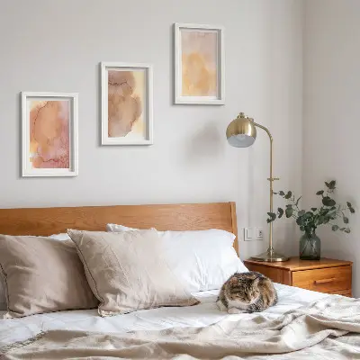 Conjunto de quadros com imagens aquarelas em tons quentes sobre tela com texturas coloridas