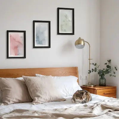 Conjunto de 3 quadros decorativos com estruturas em tons pastel e aquarelas coloridas sobre tela