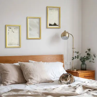 Tríptico com moldura de decorações minimalistas com estampas de pássaros, pedras e pinceladas