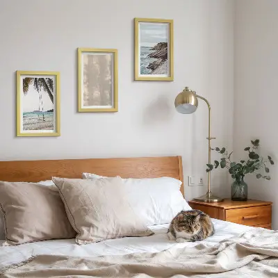 Conjunto de 3 quadros decorativos com paisagens de areia e vistas para o mar de verão