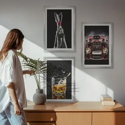 Composição de quadros moderna com estampa de pernas femininas rosa, carro e uísque