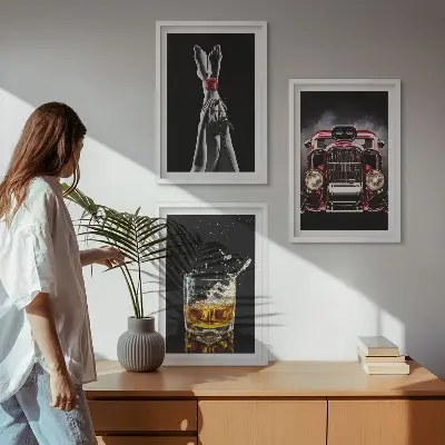 Composição de quadros moderna com estampa de pernas femininas rosa, carro e uísque