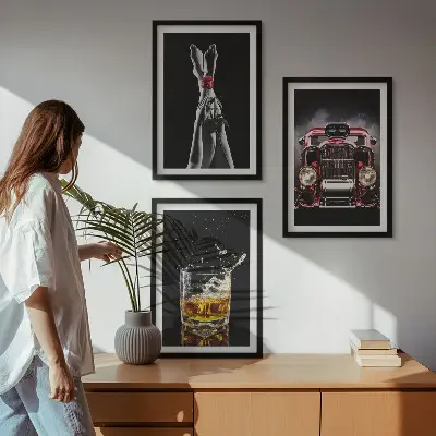 Composição de quadros moderna com estampa de pernas femininas rosa, carro e uísque