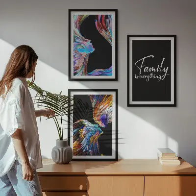 Composição de quadros moderna com retratos de pessoas, padrões coloridos e família